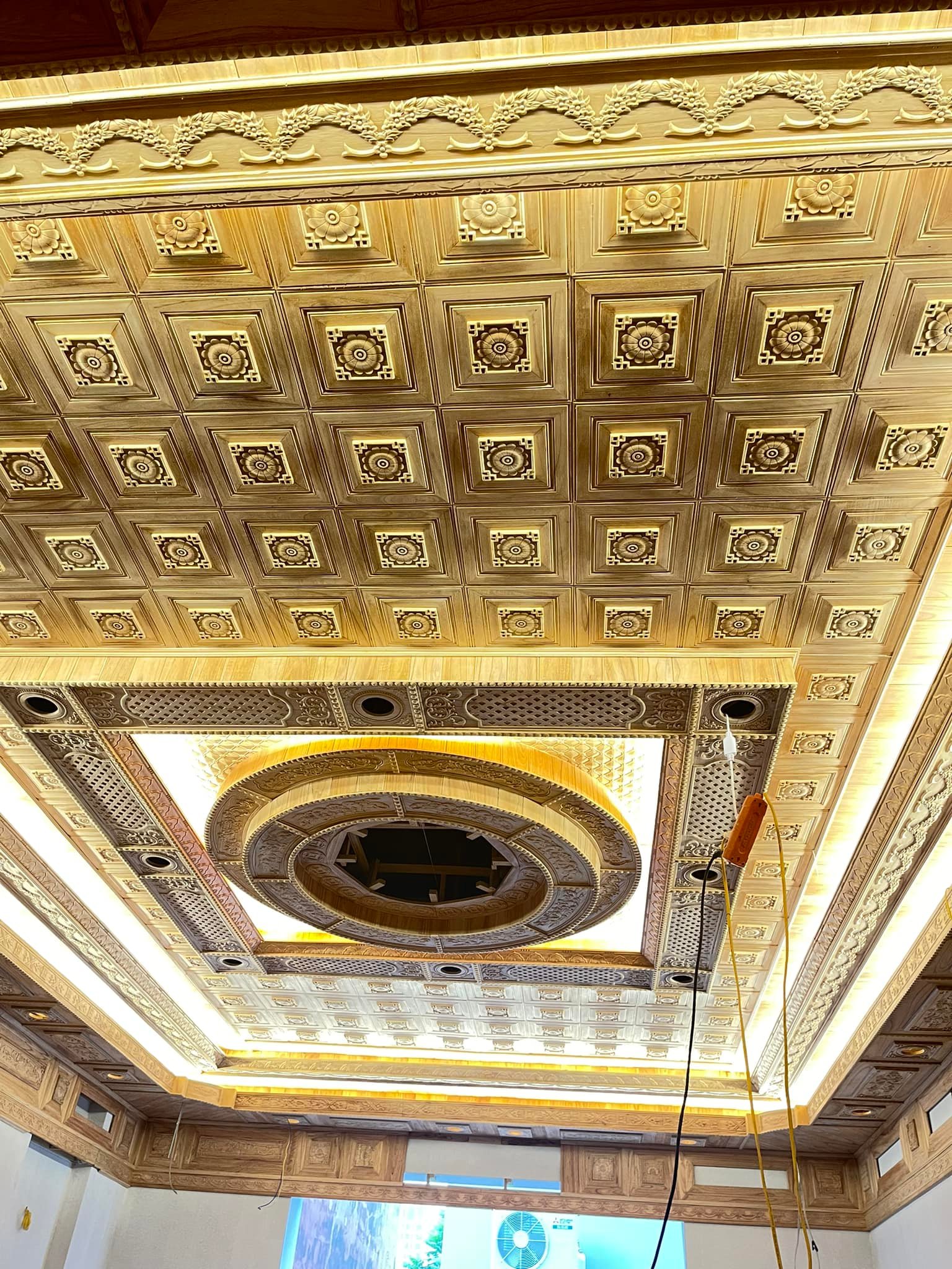 sơn PU trần gỗ tự nhiên